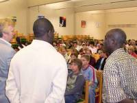 Von rechts nach links: Herrn Bdeker vom Gymnasium Heepen, Joel Nsengiyaremye von Dialog International und Sam Essiamah