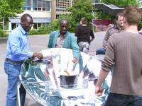 Solarw�rstchen serviert von Albert Mader und von Sam Essiamah. Da schmeckt man die Sonne...