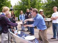 Solarw�rstchen serviert von Albert Mader und von Sam Essiamah. Da schmeckt man die Sonne...